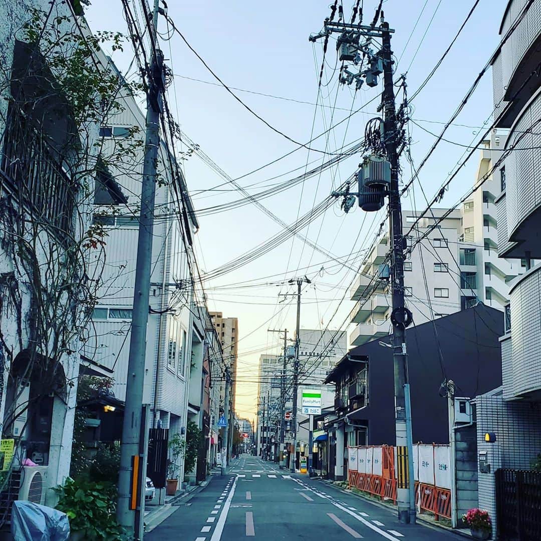 竹内弘一のインスタグラム：「ちょうど20年住んだ中京区を離れて、きょうから上京区民になりました。上京のみなさま、よろしくお願いいたします！この１年余りは自宅マンションを売却して賃貸住まいでした。ペットが飼えて学区を変えずとなるととんでも家賃の物件しかなく「えーい！人生最後の贅沢やーい！」とスーパー便利な御池で清水の舞台から飛び降りました。間違いなく人生で一番快適でした。ただいつまでも住んでいるとすっからかんになるので、購入する家を探していましたが良きご縁をいただきまたマンションを購入しました(笑)実はずーっと一軒家に憧れて検討していたのですが京都ではとてもとても手が出ず悩んでいたところ出てきてくれました！中古マンションが(笑)生まれてこの方集合住宅しか知らない私ですが、これからも家族５人肩を寄せあいながら暮らしていきますー！#引っ越し #さらば中京 #よろしく上京」