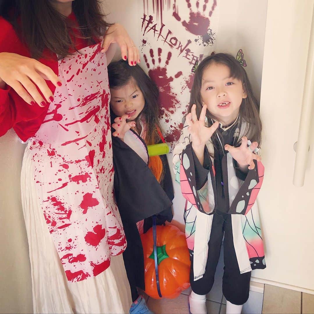 Megumiのインスタグラム：「#happyhalloween 🎃 今年はイベントがないので、お友達家族を呼んでおうちパーティーで楽しみました💀  部屋の中飾ったりハロウィンメニュー作りも楽しかった🎃♪♪  娘たちはやっぱり今日も #鬼滅の刃 👺🍭  #ハロウィン #ハッピーハロウィン #ハロウィンレシピ #ハロウィン飾り」