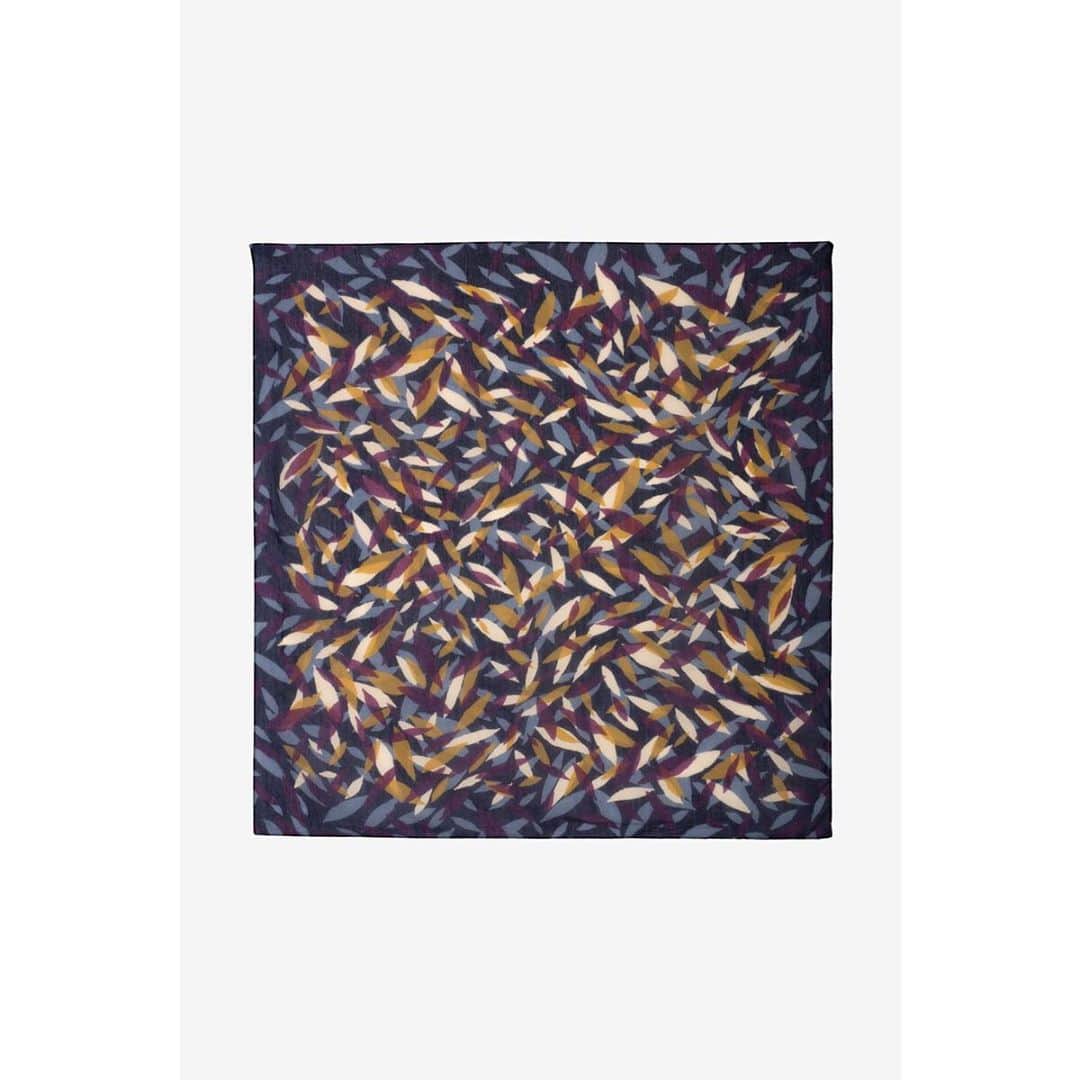 のインスタグラム：「FOULARD FOLIAGE 65x65 cm in cotone stampato! Da portare tra i capelli, al collo, come cintura in un denim.... SHOP ONLINE and IN STORE  Made in Italy / perfect GIFT #kristinati #fallwinter #shoponline #kti」