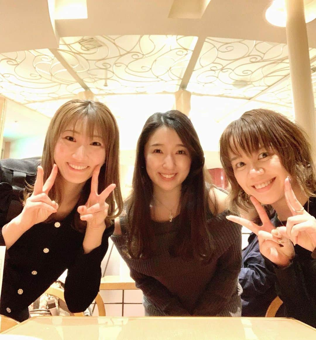 七瀬りりこさんのインスタグラム写真 - (七瀬りりこInstagram)「同期のゆいちゃんとモンチ(結乃かなり・星吹彩翔)とランチしました❤️ 宝塚同期ってほんとずっと爆笑😂  真面目な話もしたけど、だいたいオチを作る関西人3人組です😂  実はこの3人、音楽学校受験の時からの仲間✨ 厳密にはゆいとモンチは1期先輩になります😎  同期だけど受験時は先輩‼️ ややこし😂  みんなそれぞれ活躍してて尊敬‼️ 私も頑張らねば‼️  #宝塚 #同期 #93期 #宙組 #関西人 #ドラマシティ #宝塚歌劇団 #宝塚音楽学校 #宝塚同期」10月31日 20時31分 - ririkonanase