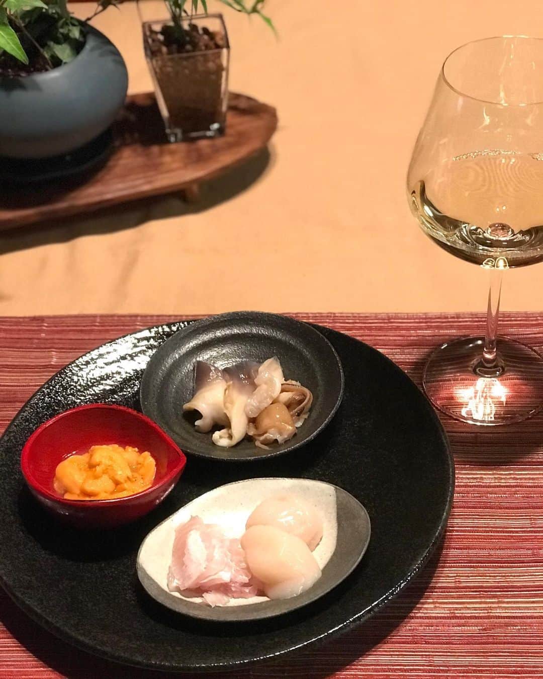 土屋眞弓のインスタグラム：「朝一で市場に行き新鮮魚介を買って参りました❣️ 今夜は雲丹、北寄貝、帆立、平目の縁側で白いワインを楽しんでいます いいお月さまも見ましたし、のんびり新鮮で美味しい魚介とワイン楽しんでおります🥰💕  #満月 #うに #ほたて #北寄貝 #平目縁側 #白ワイン」