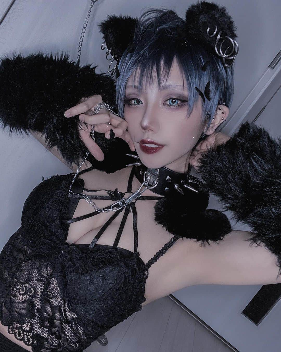 サヤカさんのインスタグラム写真 - (サヤカInstagram)「🐺 . Happy Halloween ⚰️🥀 punk wolf 2020ver . 来年のハロウィンはまたお外で 楽しめたらいいなぁ(ホラナイないと死ぬ) .  #me #makeup #cosplay #cosplayer #halloweencosplay #wolf #halloween #halloweenmakeup #halloweencostume #instalike #instagood #instafollow #ハロウィン #ハロウィンコスプレ #狼 #パンクウルフ」10月31日 20時26分 - sxlonewolf