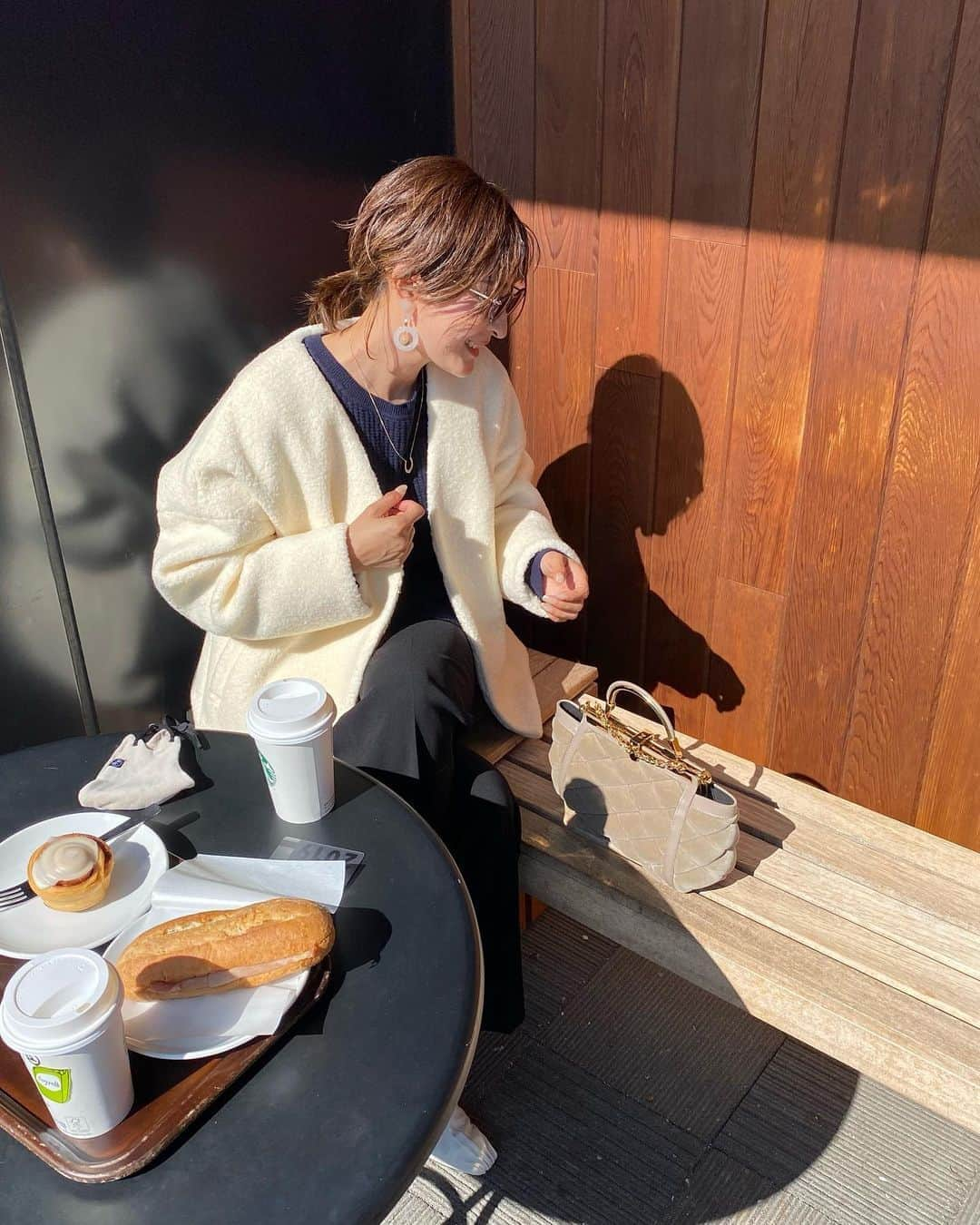 Ayaさんのインスタグラム写真 - (AyaInstagram)「スタバ♡ 秋晴れだ！気持ちいい . シナモンロールが美味しいんだ そして絶対ソイラテ . tops @lappartement_jp  outer @cadune_official  mask @un_number.official  マスクはお洋服に合わせて変えるのが楽しみ！今日はベージュ！プードルコートのモコモコとも相性いい♡  #マスク#ファッションマスク  #cadune #カデュネ#プードルコート」10月31日 20時28分 - aya_green1010