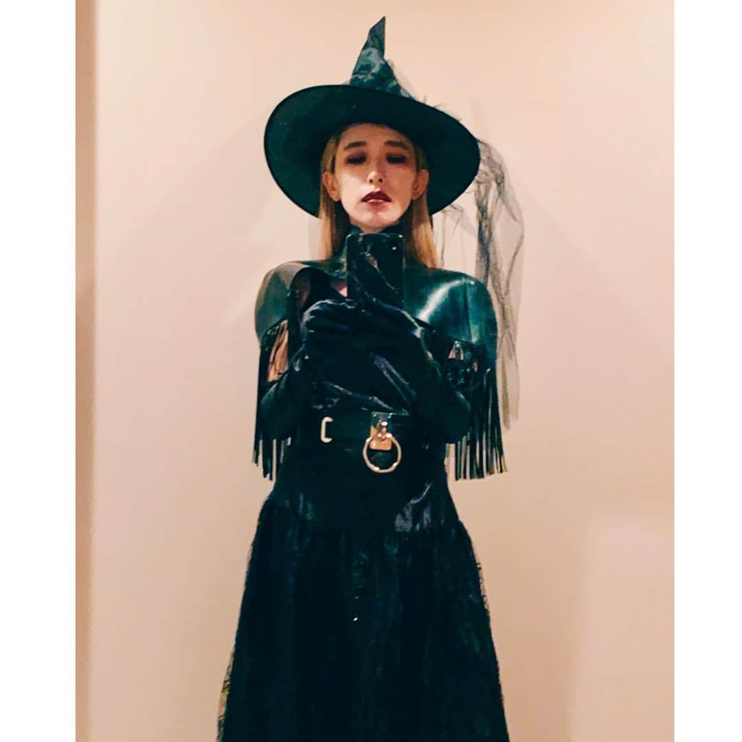 加藤ミリヤさんのインスタグラム写真 - (加藤ミリヤInstagram)「Happy Halloween🎃2020  今年は魔女になりました🧙‍♀️  #halloween #witch #halloweencostume #ハロウィンコスプレ #ハロウィン」10月31日 20時29分 - miliyahtokyo