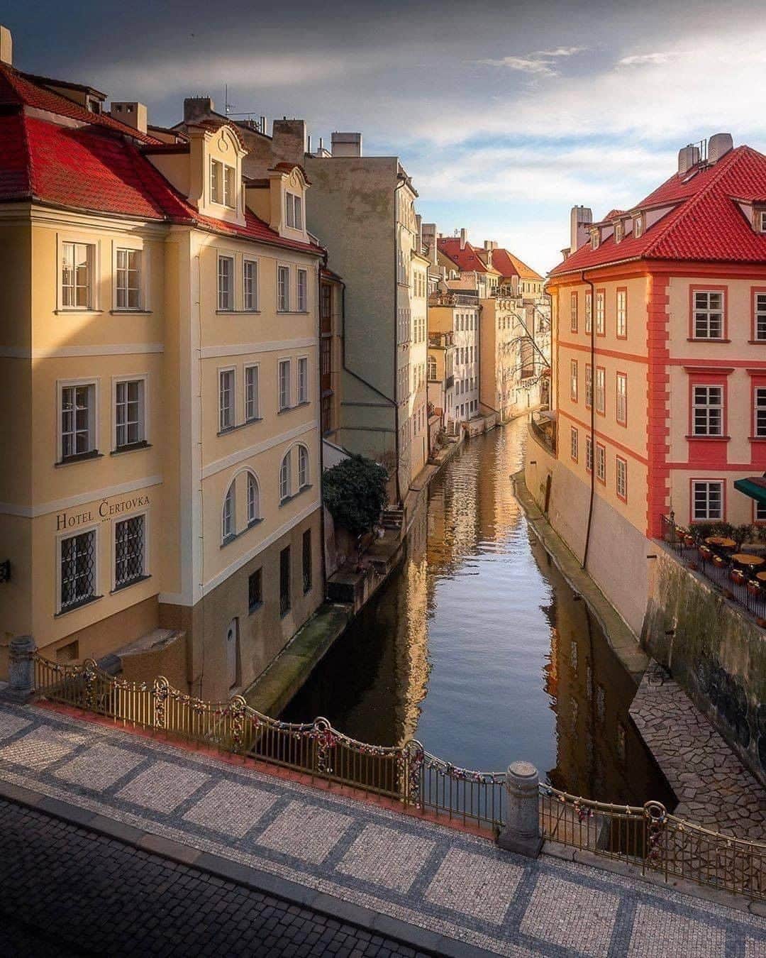 9GAGさんのインスタグラム写真 - (9GAGInstagram)「Moody streets in Prague. Follow @voyaged to find more gems around the 🌍 - 📷 @mindz.eye - #9gag #voyaged #travel #czechrepublic」10月31日 20時30分 - 9gag