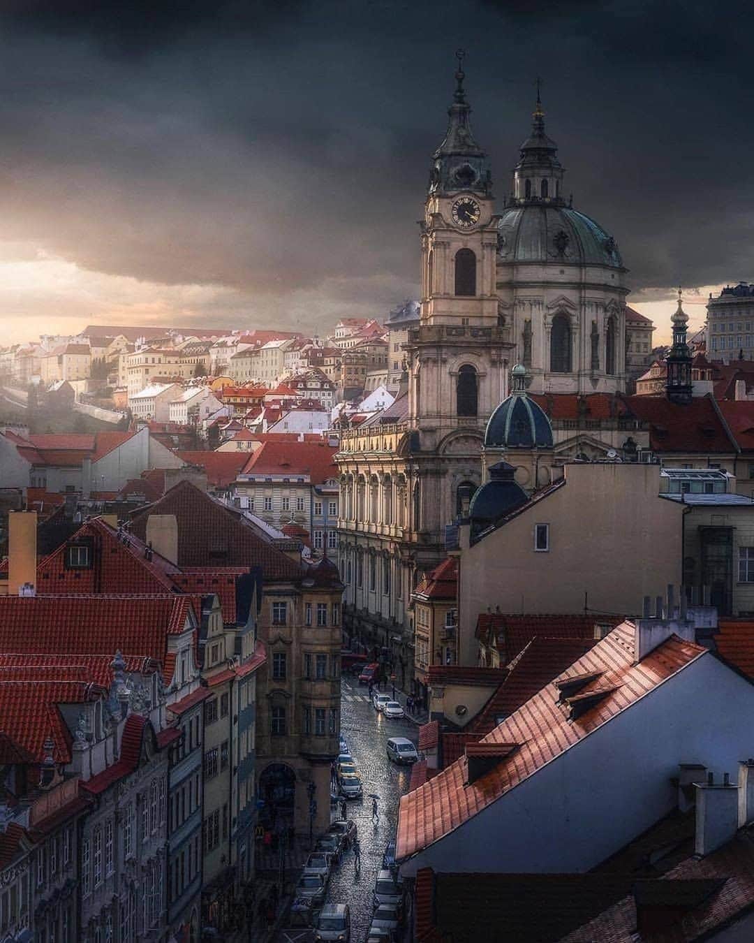 9GAGさんのインスタグラム写真 - (9GAGInstagram)「Moody streets in Prague. Follow @voyaged to find more gems around the 🌍 - 📷 @mindz.eye - #9gag #voyaged #travel #czechrepublic」10月31日 20時30分 - 9gag