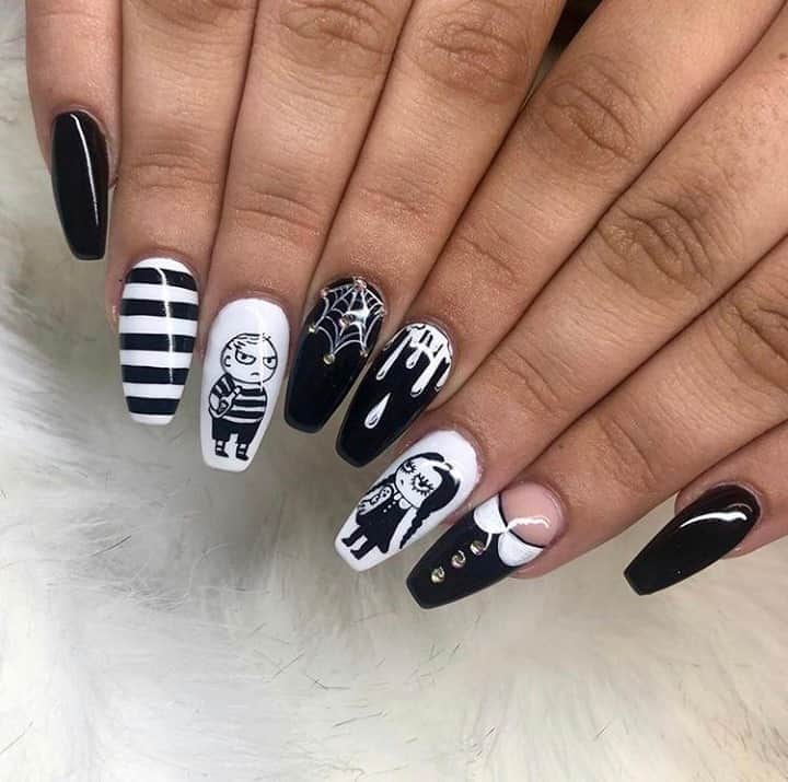 のインスタグラム：「They’re creepy and they’re kooky, mysterious and spooky🎶🖤⁣⁣⁣⁣⁣ ⁣⁣⁣⁣⁣ It's officially Halloween! Hand painted nail art by obsidiannailstudio using OPI Black Onyx & Alpine Snow.⁣ Shop OPI via the link in bio.⁣⁣⁣ ⁣⁣⁣⁣ SHOP OPI via #LinkInBio ⁣ ⁣⁣⁣⁣⁣ #repost #opi #opinails #opinailpolish #opipolish #cosmoprofbeauty #licensedtocreate #fallnails #darknails #handpaintednails #handpaintednailart #halloweennails #halloweennailart」