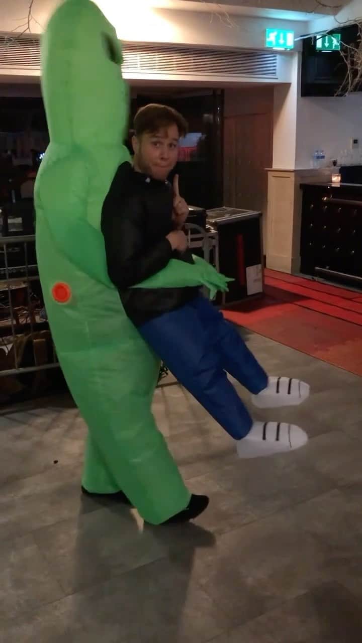 オリー・マーズのインスタグラム：「Happy Halloween 🎃👽🤪👌🏻」