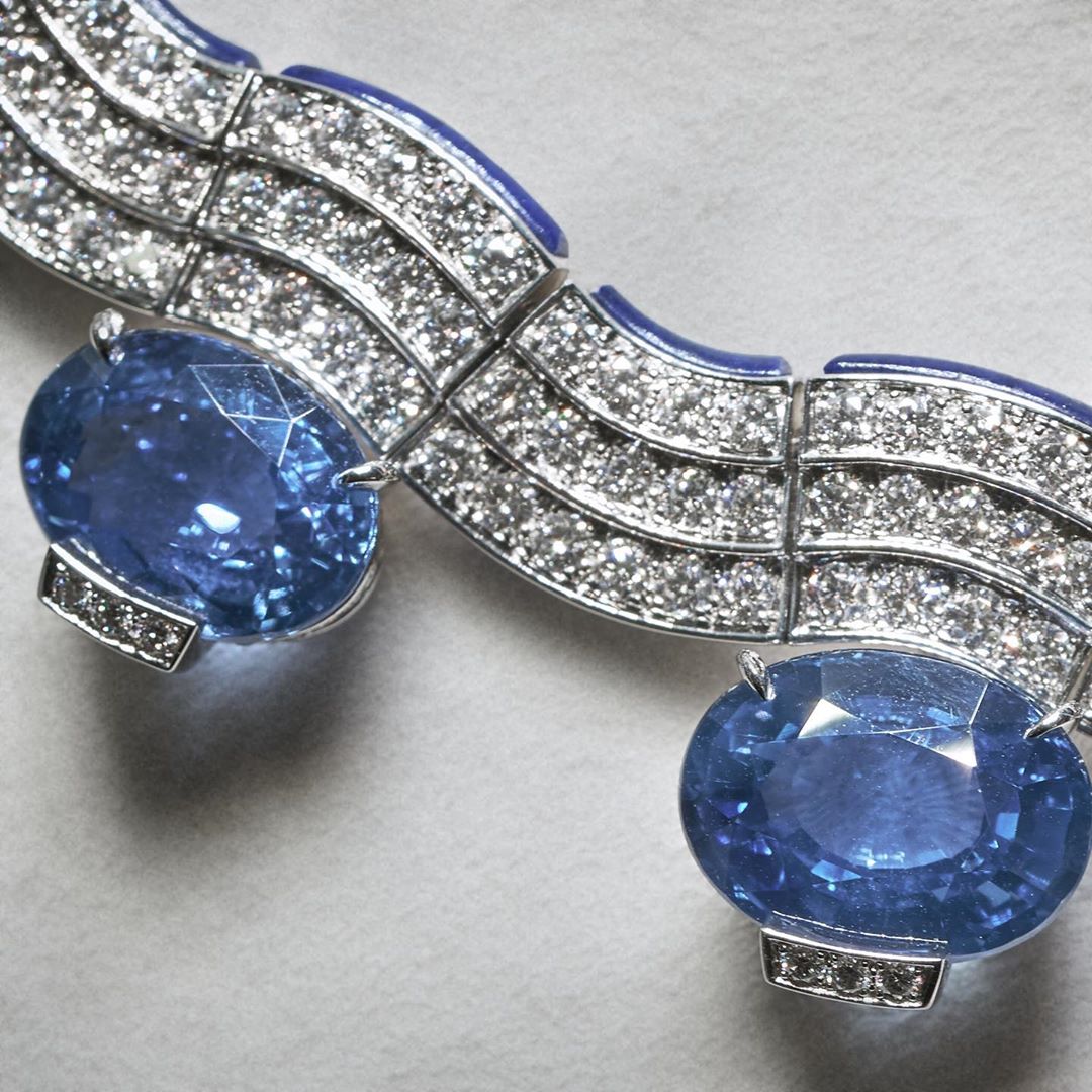 カルティエさんのインスタグラム写真 - (カルティエInstagram)「The fluid, organic form of this Cartier High Jewelry necklace, adorned with sapphires, lapis lazuli and diamonds, is inspired by the movement of water. Dive into the heart of the [SUR]NATUREL High Jewelry Collection, displayed at the Shanghai Modern Art Museum. #CartierHighJewelry #CartierSurnaturel」11月1日 1時59分 - cartier