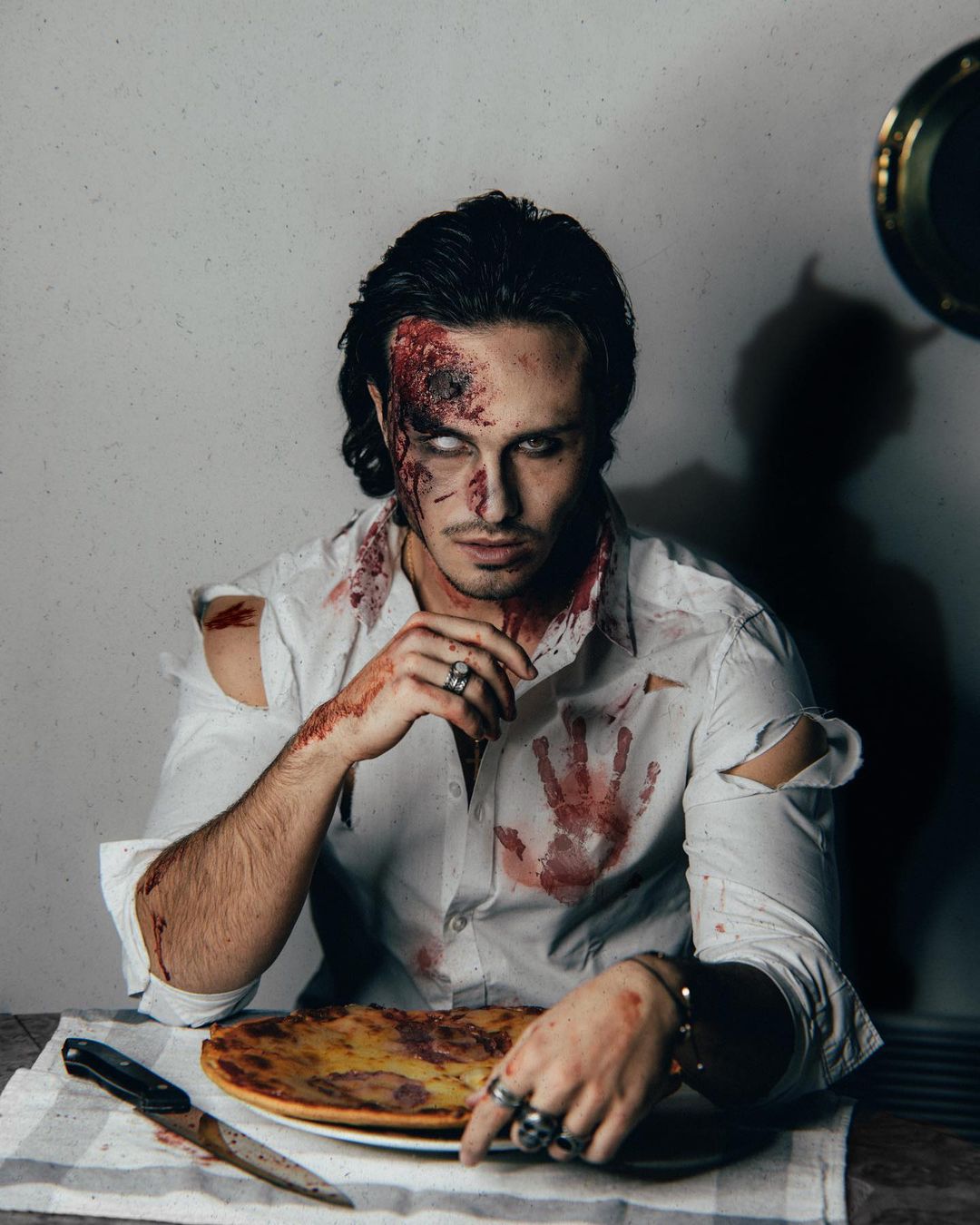 Enzo Cariniさんのインスタグラム写真 - (Enzo CariniInstagram)「you or the pizza ? 🩸😏 #halloween #scary  Makeup : @lisa.bpro was  Inspired by @tonimahfud 🔥」11月1日 2時00分 - enzo_carini