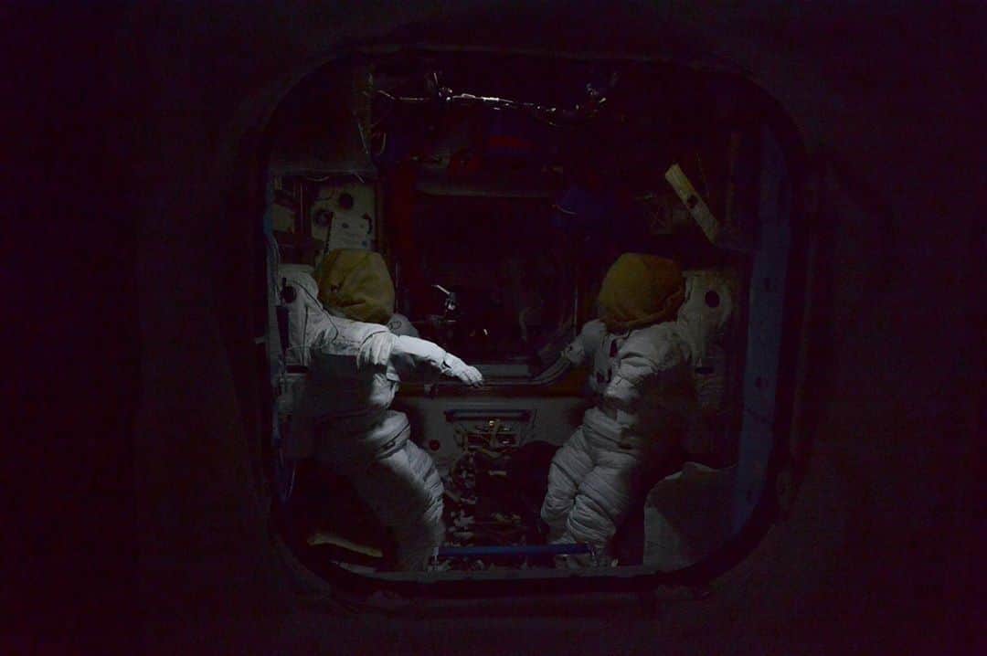 NASAさんのインスタグラム写真 - (NASAInstagram)「Watch Out for the Night 😱   Two empty spacesuits seemingly collude as most of the astronauts slept aboard the @iss.  This scene looks a lot like every spooky sci-fi movie you've ever seen.   European Space Agency astronaut Alexander Gerst snapped a number of images of the station at night during his first stay on the orbital laboratory in 2014. During his second stay, he served as Space Station Commander.   Image Credit: Alexander Gerst/ESA   #NASA #EuropeanSpaceAgency #AlexanderGerst #SpaceStation #Spacesuit #Spooky #NASAHalloween」11月1日 2時00分 - nasa