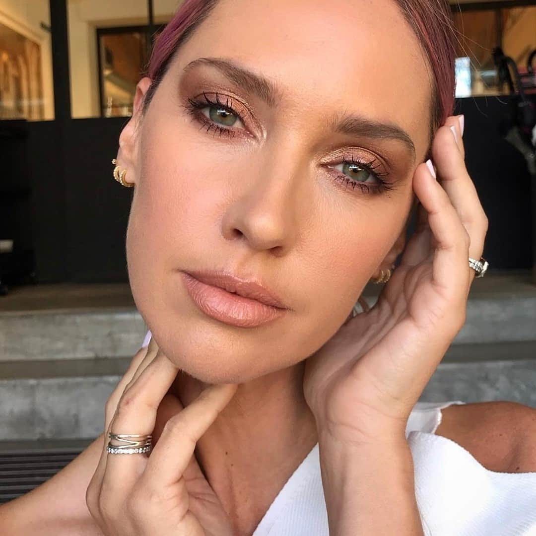 ClarinsUKさんのインスタグラム写真 - (ClarinsUKInstagram)「Need the ingredients for a fresh and flawless base? 💫@leahbaines_mua created this stunning look on @nikkikphillips with skin-loving essentials for your make-up bag...  Product Breakdown: - Everlasting Youth Fluid Foundation instantly enhances the complexion. Extracts of Chicory and Red Jania help optimise the skin's luminosity and radiance.⁣ - Glow-to-Go Highlighter Stick in Golden Peach can be applied to the face, eyes, lips, and even your body! ⁣  #Clarins #ClarinsMakeup #FlawlessBase」11月1日 2時02分 - clarinsuk