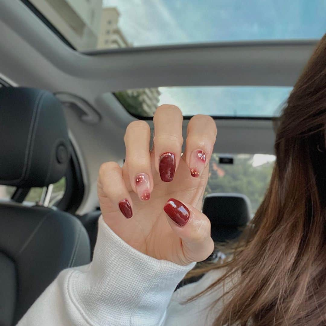 COCO さんのインスタグラム写真 - (COCO Instagram)「🍂🍁 가을엔 버건디◡̈  #가을네일 #fallnails #옥수동네일 @eleanor.nail」11月1日 2時02分 - rilaccoco