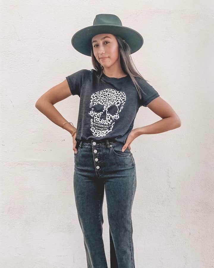 チェイサーのインスタグラム：「Spooky but chic 💀🖤⚡️ Happy Halloween! 🎃 /// @swirlboutique #chaserbrand #graphictee #tshirtstyle #skullgraphic #spookyseason #fallfit style#: CHA5602」