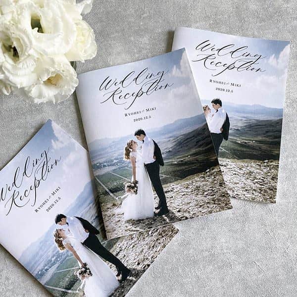 merry_wedding_shopのインスタグラム：「プロフィールブック PHT01  お写真を全面にあしらった印象的なデザイン✨  カリグラフィー書体を使ったタイポグラフィーでトレンド感をプラスしました✍️  全体をモノトーンでまとめたシンプルなデザインです。  プロフィールブック は、パターンオーダーとセミオーダーをお選びいただけます。  セミオーダはオリジナルのコンテンツをいろいろご用意していますよ😊  詳しくは、左下のショッピングマークか、プロフィール欄のリンクより、ショップにアクセスしてくださいね。  #ウェルカムボード #ウェルカムスペース #席次表 #席次表オーダー #プロフィールブック #プロフィールブックオーダー #メニュー表 #席札 #ペーパーアイテム #前撮り #結婚式前撮り #ウェディングフォト #ナチュラルウェディング #ボーホーウェディング #プレ花嫁 #プレ花嫁準備 #結婚式準備 #花嫁準備 #プレ花嫁さんと繋がりたい #全国のプレ花嫁さんと繋がりたい #日本中のプレ花嫁さんと繋がりたい #結婚式 #披露宴 #ウェディング #ブライダル #大人婚 #2020秋婚 #2020冬婚#2021春婚 #merrywedding」