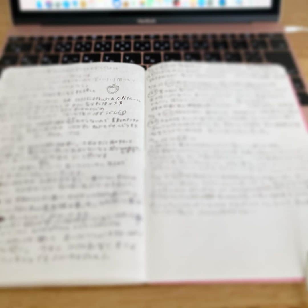 櫛引彩香のインスタグラム：「今日はラジオ録音の日でした。1枚目はラジオで何を話すかなどの自分用メモノート中身（ぼかし）2枚目は柿だよ👻みんなは誰かと過ごしているのかな。ではおやすみなさい⭐」
