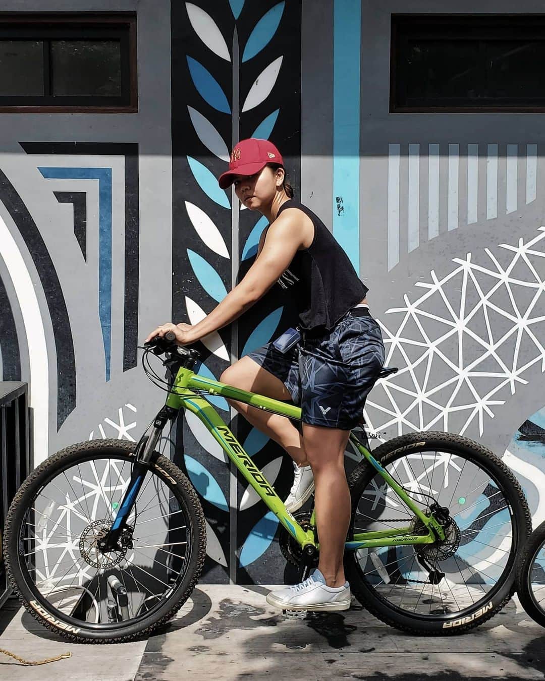 グレイシア・ポリーのインスタグラム：「Biar kaya orang-orang 🚴‍♂️ tapi cuma di kota ini aja. 🤣 #qualitytime」