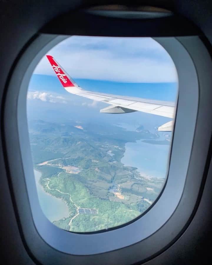 エアアジアのインスタグラム：「Happy World Cities Day, everyone! ✈️❤️🌏  While we look forward to better days ahead, let’s reminisce some of our favourite cities around Southeast Asia.  Where do you want to go when the borders open? #airasiaForEveryone __________ Cover photo by @alex.s_ph」