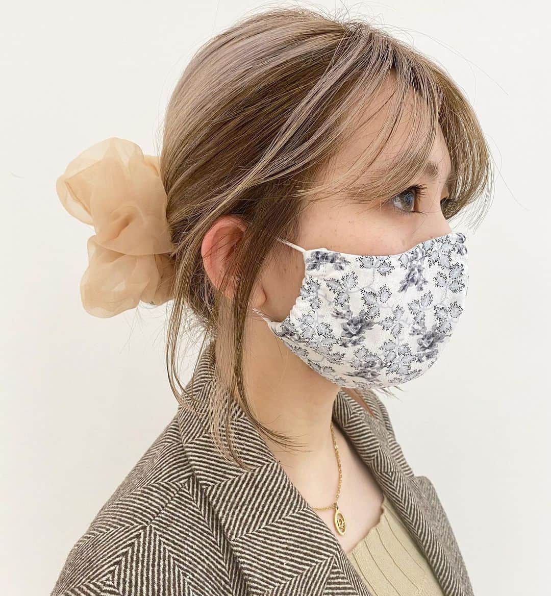 Sachiのインスタグラム：「Autumn Blonde + Point color  . ブロンドベースに、 Point colorで秋らしいブラウンをプラスして、 Autumn colorに🤎 . ファッションやヘアアレンジも楽しくなります。 秋色ってなぜかブラウンが最強になるよね🤎 この季節のブラウンが大好きです。 . #hair#girl#shima_sachi」