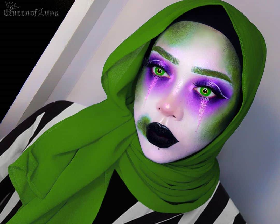 queenoflunaのインスタグラム：「"It's showtime!" - Beetlejuice 💚💜 . Happy Halloween to those celebrating! 🎃 Wear a mask and be safe. What are you dressing up as? 👻 . Products used: ▪️Paint: @mehronmakeup Creamblend stick in white (definitely my new favourite!) ▪️Powder: @mehronmakeup Starblend cake makeup in white ▪️Eyes: - @nyxcosmetics Chilling Adventures Of Sabrina Spellbook Palette - @hudabeauty Desert dusk palette ▪️Lips: @limecrimemakeup black Velvet matte lipstick ▪️Lenses: @colouredcontacts Green Hulk . . #beetlejuice #betelgeuse #timburton #beetlejuicemakeup #beetlejuicebeetlejuicebeetlejuice #beetlejuicecosplay #halloween #ghostmakeup #halloweenmakeup #happyhalloween #halloween2020」