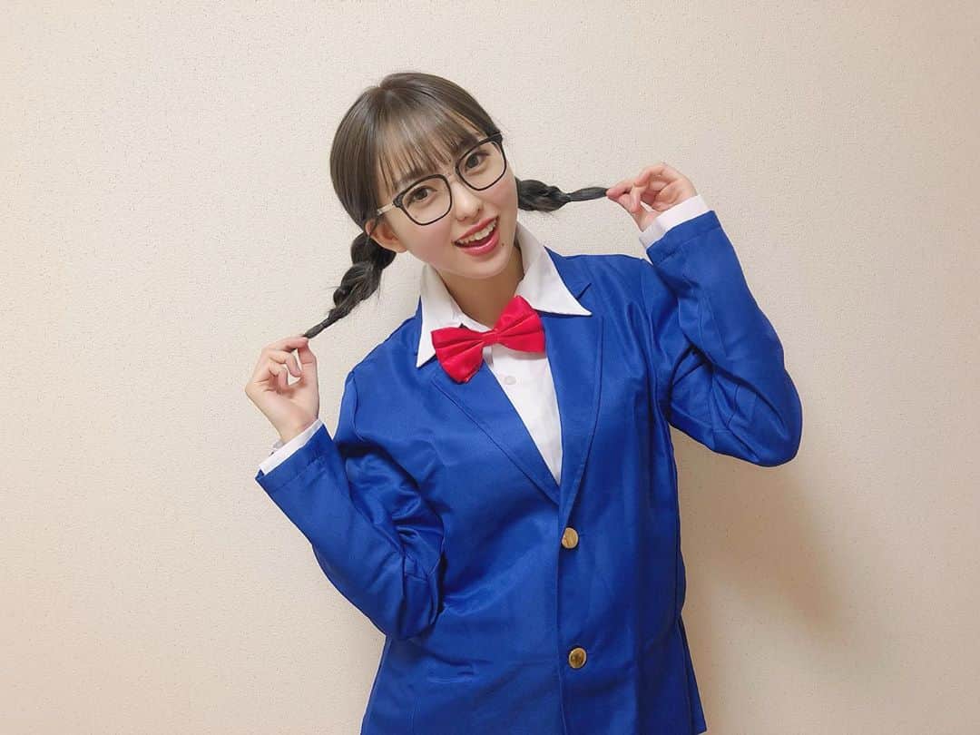 澤田桃佳のインスタグラム：「今年のハロウィン仮装は、おうちで 念願のコナンくん！！！！！！！！ . . . . .  #ハロウィン仮装　#名探偵コナン　#コナン　#コナンコスプレ　#名探偵コナンコスプレ　#conan #japan #happyhalloween #ハッピーハロウィン #ハロウィン仮装　#仮装」