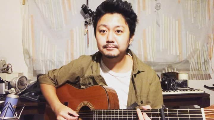 本多哲郎のインスタグラム：「勝手にcovers  好きなことを楽しみながらfeat.岩崎愛/ゼスプリ・キウイブラザーズ  CMで流れていた可愛くて素敵な唄 ちょっとやってみようと思ったら、歌い出しがしれっと変拍子だったのでビビった。  #唄人羽#utaibitohane#うたいびとはね#アコースティックギター#acousticguitar#music#cover #好きなことを楽しみながら」