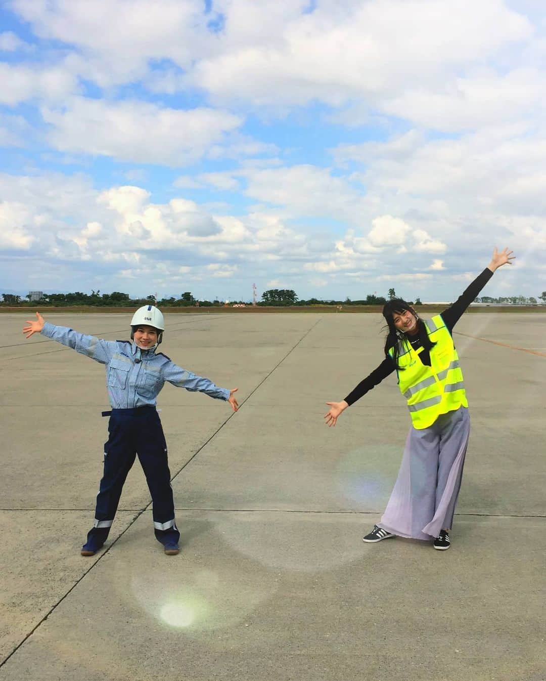 石田亜佑美さんのインスタグラム写真 - (石田亜佑美Instagram)「#あらあらかしこ . . 仙台放送「あらあらかしこ」 レギュラーコーナーロケ🌷51回目 . . 仙台空港でANAさん完全協力のもと、 数々の貴重な体験をさせていただきました . 駐機場に行ったり🛩️ お客さまの手荷物を仕分け👜 マーシャリングを体験し🚩 トーイングカーに乗り🚙 機長さんが私に手を振ってくれたり👨‍✈️👩‍✈️ ANAチェックインカウンターで、 荷物を受け取るお仕事を体験し👜 搭乗口でアナウンスも🎤 . . ……凄すぎませんか？ . . . たくさんの人の力があって、 地方に行けたり、旅行ができたりします、 改めて感謝いたします . . #仙台空港 #空港 #飛行機  #ANA #制服 #職業体験 #大規模 #マーシャリング #トーイングカー #分からない言葉は調べてね 🔍 #宮城 #仙台 #morningmusume20 #モーニング娘20 #石田亜佑美」10月31日 20時38分 - ayumi_ishida.official