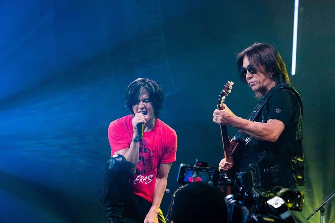 B’zさんのインスタグラム写真 - (B’zInstagram)「B’z SHOWCASE 2020 -5 ERAS 8820- Day1！#1  Thank you! & See you next week!  Day1をご視聴いただき、ありがとうございました！Day2もお楽しみに！  Day1は明日11/1（日）23:59まで視聴可能です。 ★アーカイブ（見逃し）配信チケットのご購入は、明日の22:00までとなります。  Archive Ticket Information（アーカイブ配信チケットのご購入はこちら↓） https://bz-vermillion.com/showcase2020/#tablebox  #Bz #SHOWCASE #5ERAS」10月31日 20時48分 - bz_official_insta