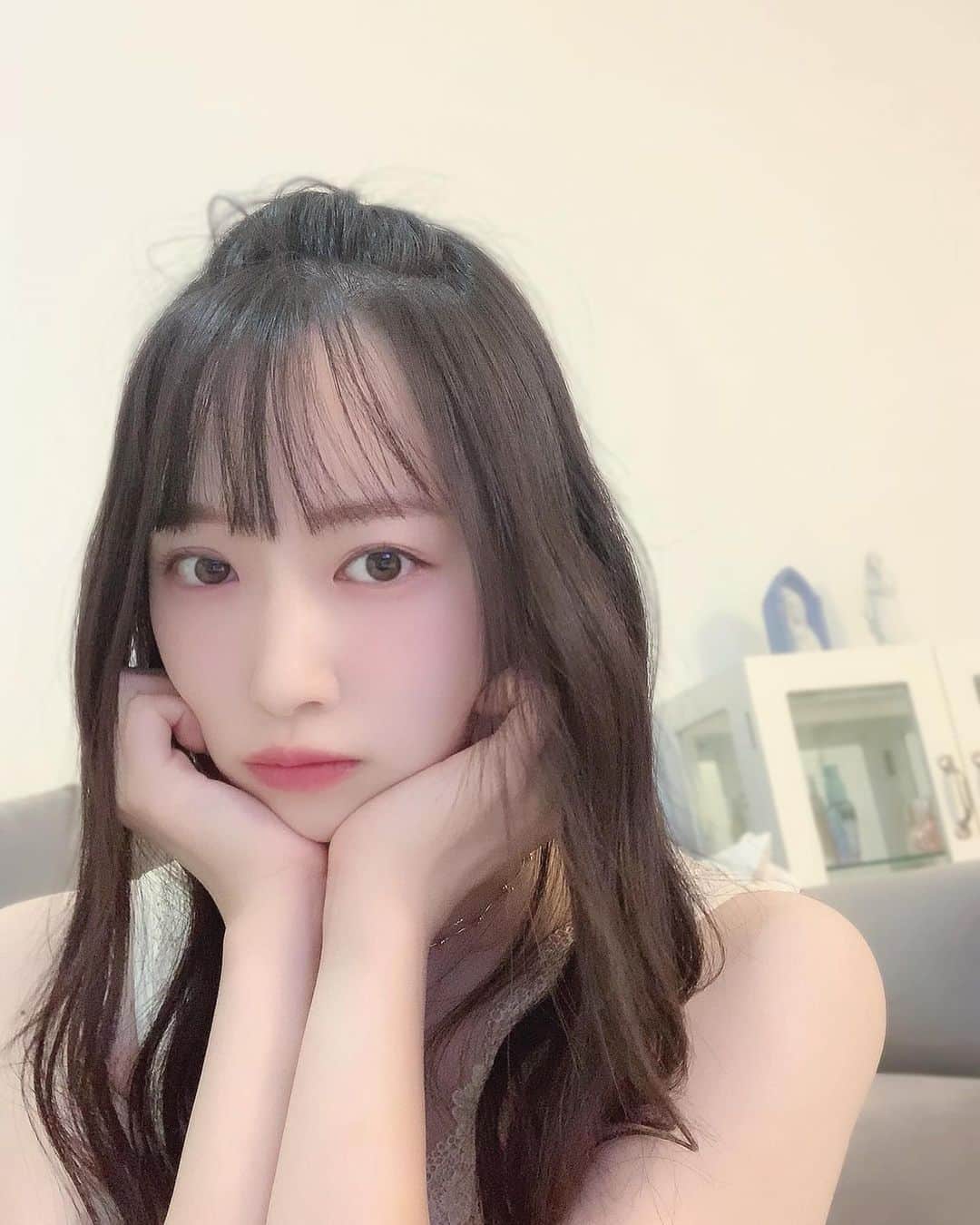 のインスタグラム：「昨日、なんか思いつきでピンクメイクのYouTube撮ってみたけど私メイク動画需要あるんかなぁ… 公開するとしても結構先かなぁ…  皆観たいですか？」