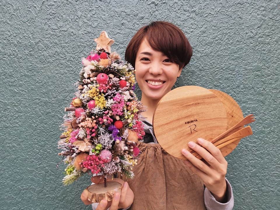 迫田さおりさんのインスタグラム写真 - (迫田さおりInstagram)「🌳🌸コラボ企画第２弾🌸🌳 ・ @andora_kagoshima  @kiboriya  ・ いつもお世話になっています😊 ・ 皆さん! お待たせしました😊 ・ ANDORAさんとのコラボ。ANDORAさんのお花をいっぱいデコレーションした特別クリスマスツリー🎄 ・ & ・ KIBORIYAさんとのコラボ。 温もりたっぷりの木のお皿2枚 スプーン・フォーク各2本 後ろにはKIBORIYAさんのマークとRioの『R』付いてます😁 ・ 限定6セット 価格¥10,000＋消費税 ・ 配送料はお客様ご負担となります🙇‍♀️ ・ 購入希望してくださる方はANDORAさんのInstagramをフォローして投稿記事に『購入希望』とコメントよろしくお願いします。 ・ 人数が多い場合には抽選となります。 ・ なお、売り上げの一部はチャリティーへ使用させていただきます。 ・ 是非よろしくお願いします😊 ・ このワクワクの想い、皆さんに届きますように…☺️ ・ #鹿児島 #ドライフラワー専門店 #ANDORA #木のお皿 #キボリヤ」10月31日 20時43分 - saori.rio