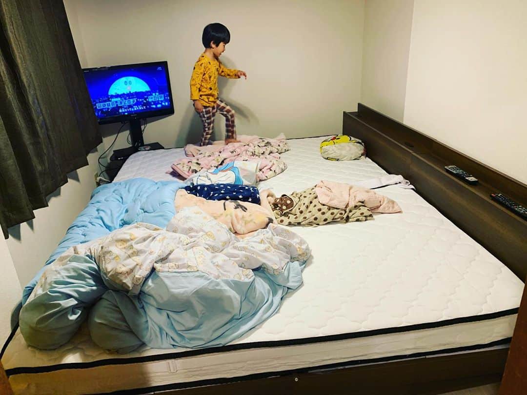 小林唯さんのインスタグラム写真 - (小林唯Instagram)「引越しをした、とりあえず寝室は子供の頃見た夢みたいに全面ベッド。六畳を埋め尽くした。」10月31日 20時44分 - yui3651