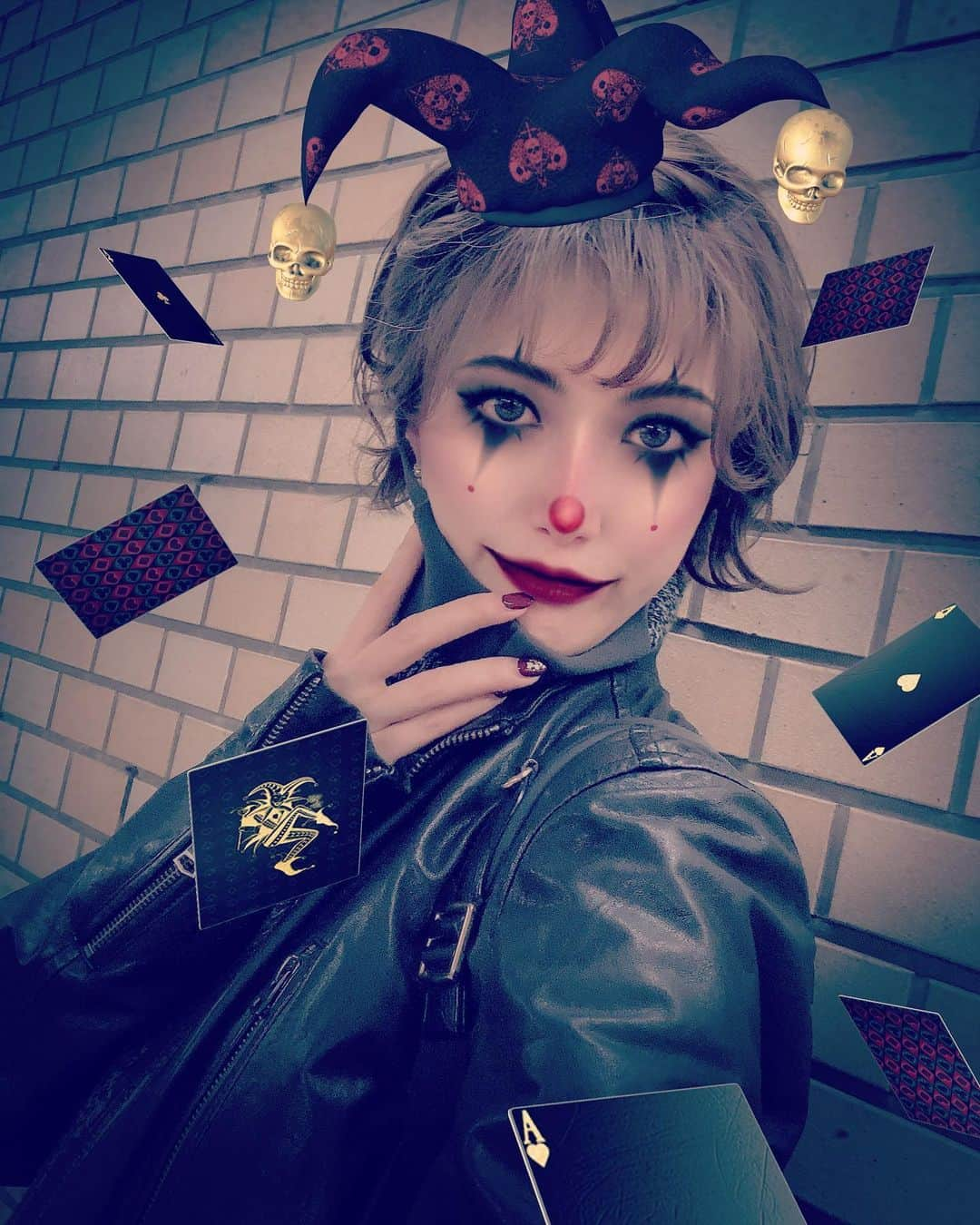 彩花まりさんのインスタグラム写真 - (彩花まりInstagram)「. #ハッピーハロウィン🎃  ハロウィンに満月ってなんだかとても 魔力が満ちてる感じで良いですね、、、 ふふふ😏  わたしは今日も元気にお稽古だったので みんながSNSで楽しそうなのに便乗して 最寄駅の壁でいい感じの写真だけ撮りました笑 今年はおうちハロウィンですが 来年はパーティー出来るよう願いつつ、、、☺️  #NINE はいよいよ明日オーケストラ合わせです。 #宝塚 時代からいっっちばん好きな瞬間。 世界がより一層色付くような、そんな気持ちになります。 今週は連勤だけどがんばるぞー！！！  みなさま良い週末をお過ごしくださいね☺️  #彩花まり #季節のイベント楽しみたい派 #かぼちゃケーキ食べたい #さむくなったからあったかくして寝ましょうね  ちなみにチケットのお問い合わせは DMだと行き違いになってしまうことがあるので 【 mari.ayaka.95@gmail.com 】へ お気軽にお送りくださいねー！！」10月31日 20時45分 - _mari_ayaka