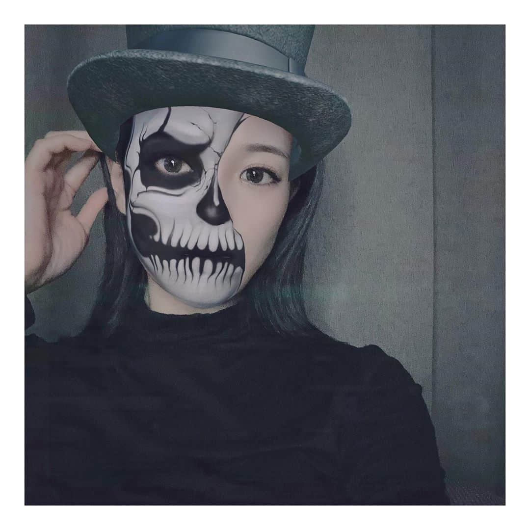 黒木晴香のインスタグラム：「Happy Halloween🖤 明日から11月ですよね？ ————————————————————————— #halloween #コスプレ #カメラアプリの威力 #halloweenparty #tokyo #japan」