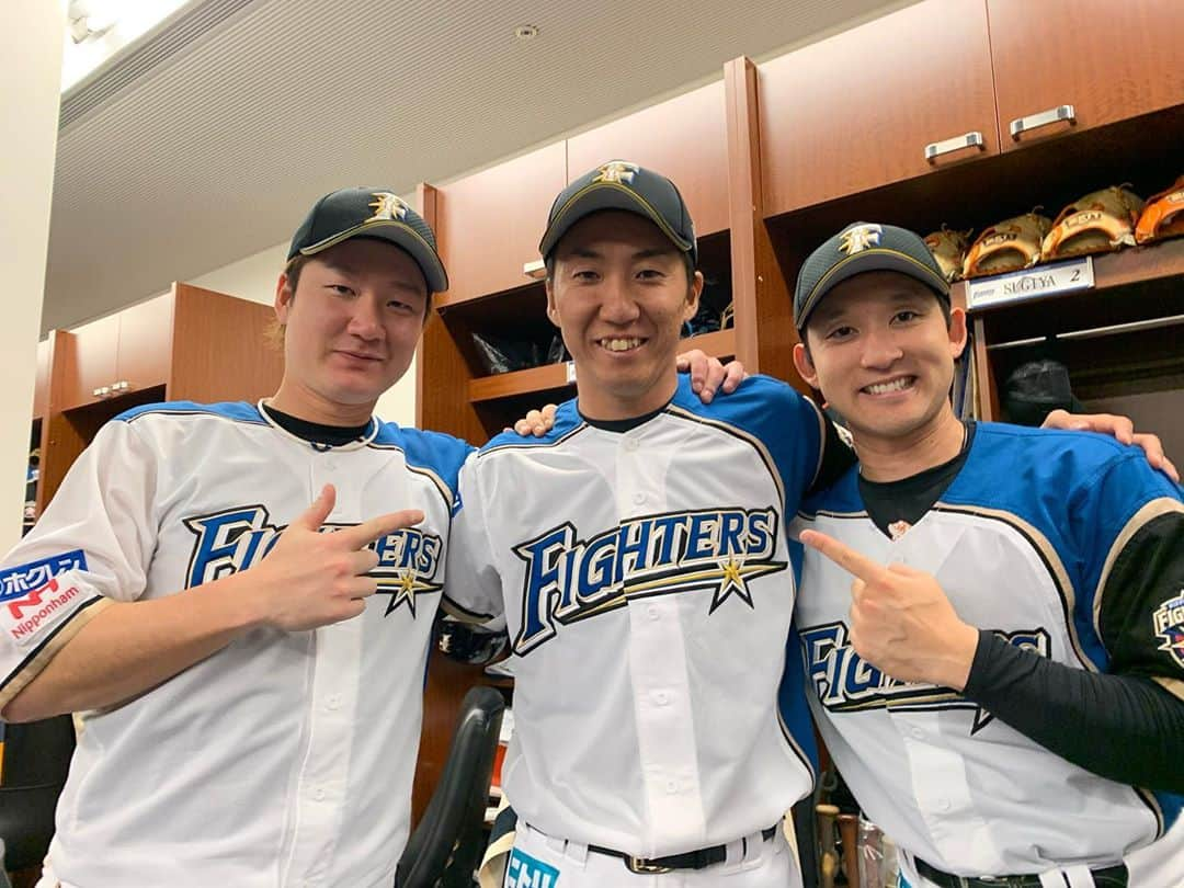 杉谷拳士さんのインスタグラム写真 - (杉谷拳士Instagram)「7年間お疲れ様でした😄⚾️ 誰に対しても優しく素敵なお兄さん的存在でした☺️ 練習が始まる前の全体アップでは7年間同じ列で一緒に身体動かしましたね( ＾∀＾) ハイテンションハイタッチに毎回付き合っていただきありがとうございます‼️😊  本当にお疲れ様でした☺️  #浦野博司 #お疲れ様でした」10月31日 20時47分 - kenshi.02