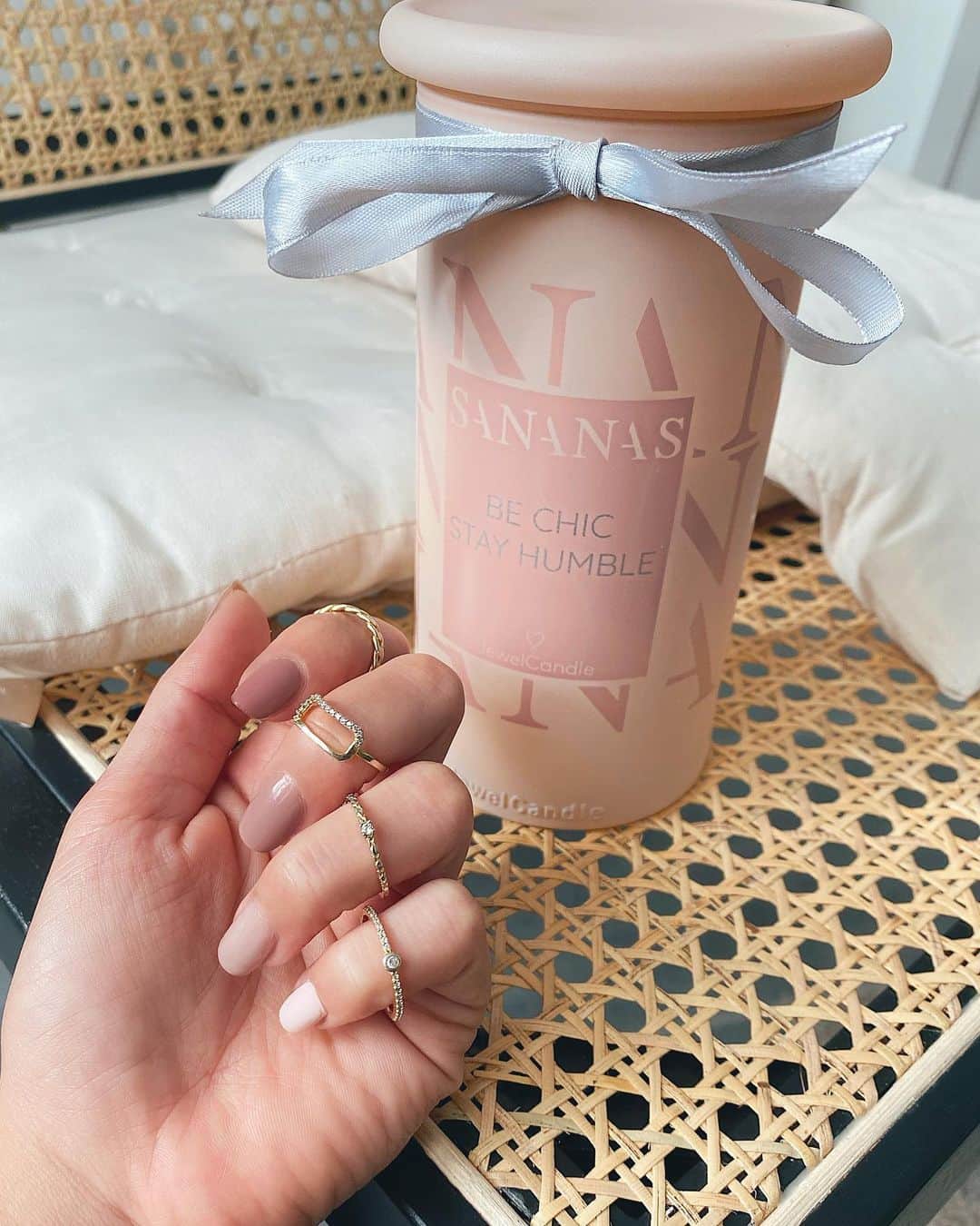 sananasのインスタグラム：「🤩-20% avec le code SANANAS20 pendant 48H ! 🕯 RÈGLES DU JEU DE MA BOUGIE @jewelcandlefr 😆: -Tu fais fondre ta bougie  -Tu kiffes -Tu découvres ton bijou  -Tu portes ton bijou en argent ou plaque or  -Tu réutilises la jarre pour mettre tes pinceaux, tes brosses, tes cotons, tes ustensiles de cuisine et même tes cookies ou bonbons car elle est hermétique !   💎 Les bagues sont définitivement en rupture de stock mais il reste les boucles d’oreilles 😉Si vous vouliez vous l’offrir ou l’offrir pour Noel par exemple c’est le moment 💝   Le code est valable jusqu’à Lundi 2 novembre midi 🕛  (Il est valable à partir de 36,95€ qui est le prix de ma bougie 😉)」