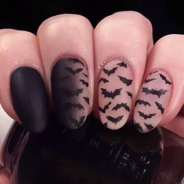 NailsVideosのインスタグラム：「Bat gradient nails by @nailart_bygracie 🦇🕸」
