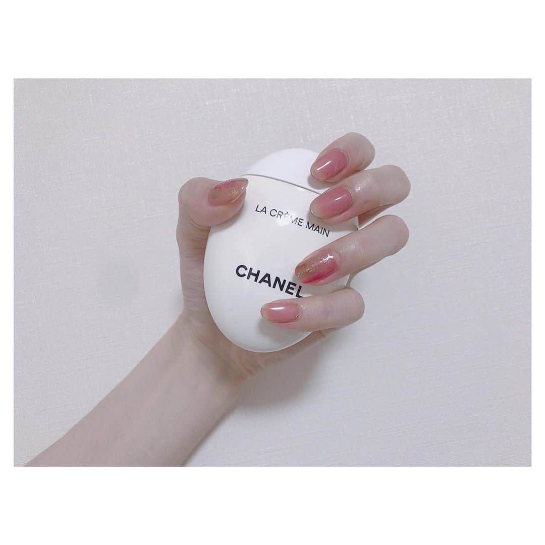 篠崎瑞希のインスタグラム：「.﻿ ﻿ モテそうなネイルになりました💅🏻﻿ 持ってるやつはハンドクリームなんだけど ベタベタしすぎず保湿されるのでおすすめです🥰 ﻿ #셀스타그램#얼스타그램#粉我#me#赞#셀피#일본여자#소통#소통해요#l4likse#like4likes#f4f#newnail#ニュアンスネイル#渋谷ネイルサロン」