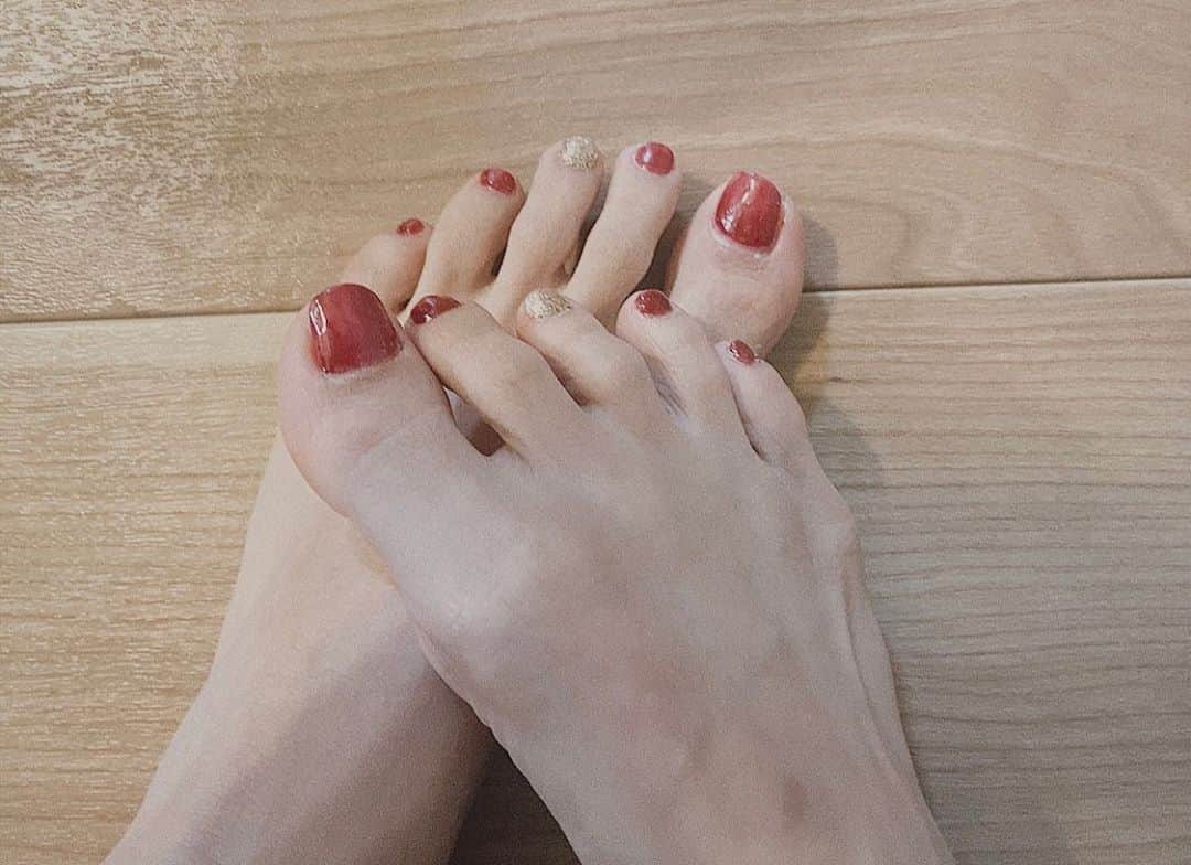 狐塚来愛のインスタグラム：「RIHO©️nail💅 . . 久しぶりにワインレッド風にしてもらいました😌💕 . めちゃくちゃ上手くなってて びっくらこいた🥺 . いつもありがと🌞 #nail  #💅🏻💅🏻」