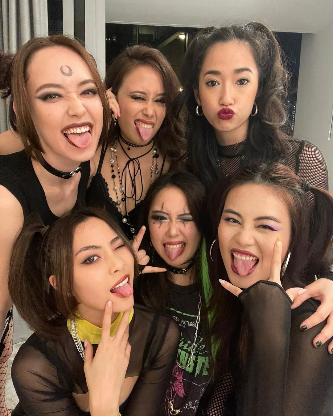 ソニアのインスタグラム：「Love how these baddies turned UP 😈 Channeling our inner 90s emo rock chicks for a very different and spontaneous Halloween this year ☠️ Luv you girls to BITS   Resuming my Halloween playlist now @mychemicalromance @paramore @theweeknd @blink182 @ladygaga 🔪」