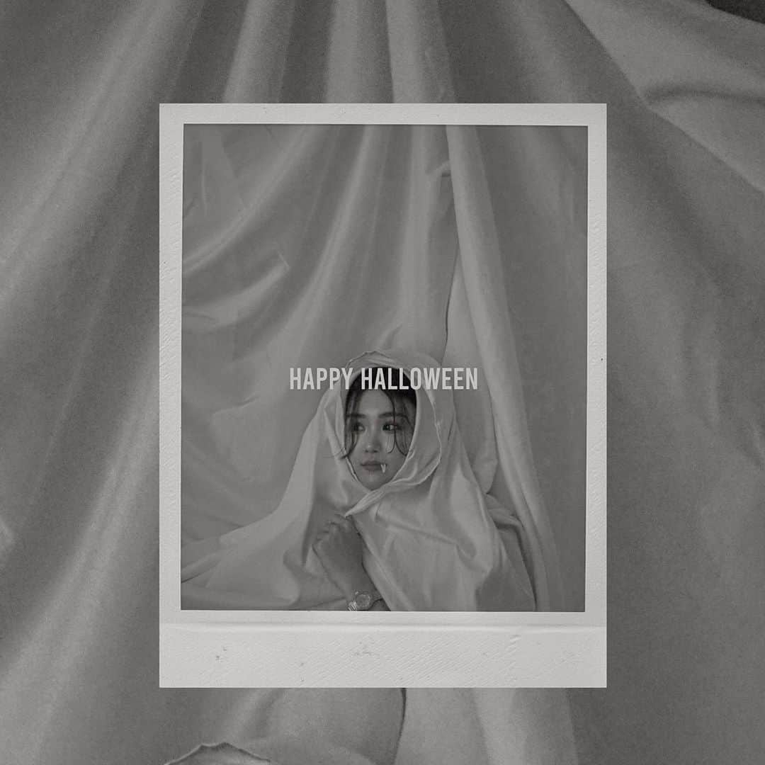 影山可蓮のインスタグラム：「・ Happy Halloween 💭 ・ 今年はこないだの撮影の謎のオフショット(本当に謎)がそれっぽかったので落書きだけして終了とします。😗　@ 🚃(とても適当。) ・ ・ 今日はなんともない普通のお休みで ゴルフしてご飯してまったり。 あっという間に１０月も終わりですね〜 寒くなってきたぞ❄️ 皆様良い週末を！ ・ ・ #halloween #happyhalloween #🎃 #👻」