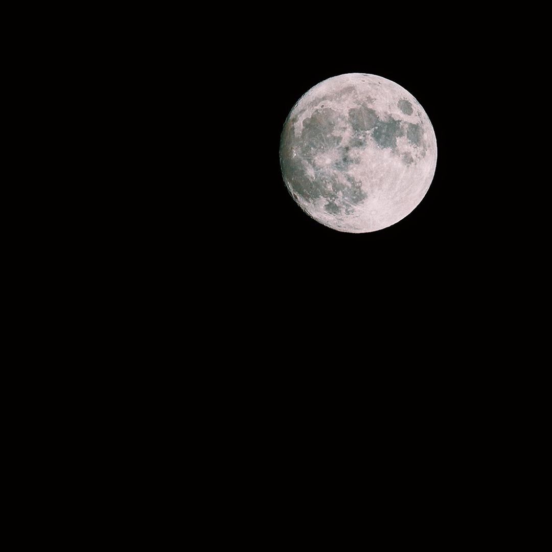 リウ・ウェンさんのインスタグラム写真 - (リウ・ウェンInstagram)「Reflections 🌕」10月31日 20時52分 - liuwenlw