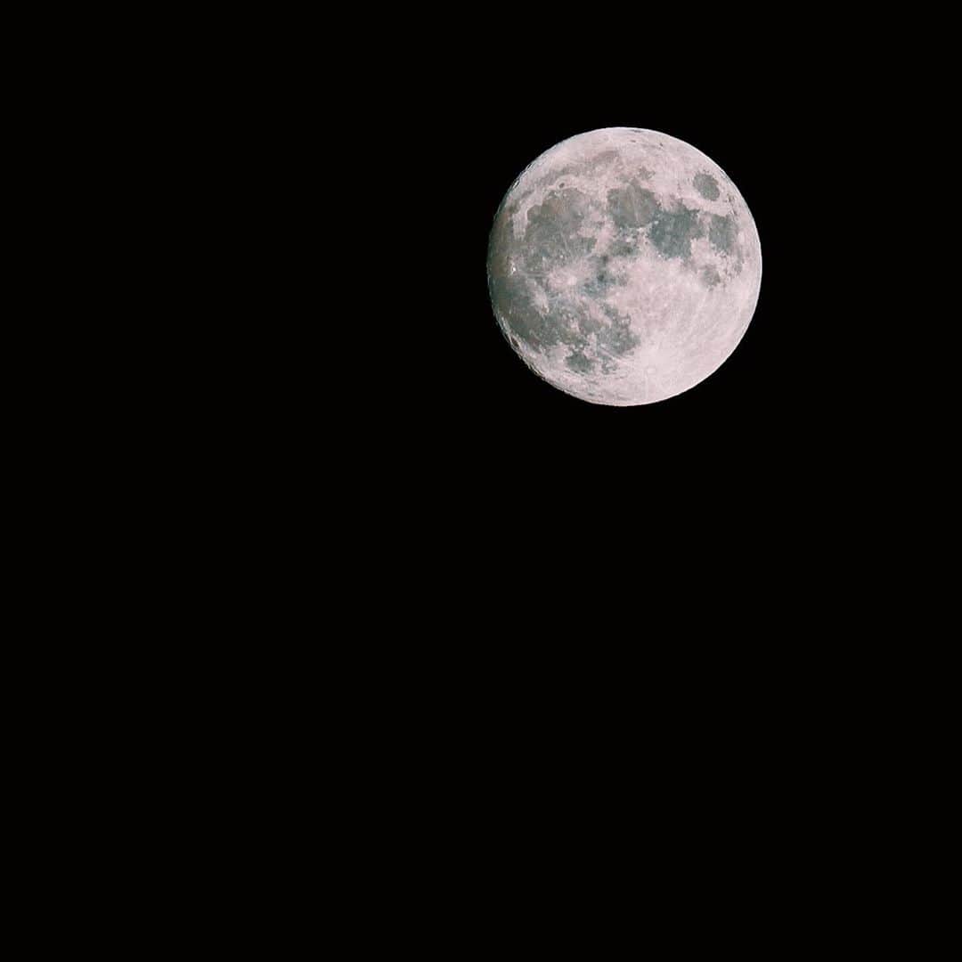 リウ・ウェンのインスタグラム：「Reflections 🌕」