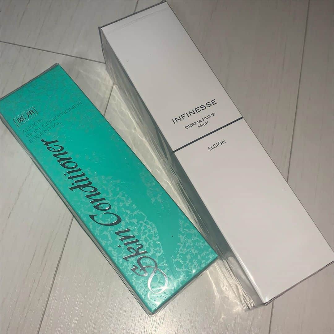 伊藤朱里のインスタグラム：「今日の購入品❗ どっちもリピートです❗ ♥アルビオン:スキンコンディショナー♥ ♥アルビオン:infinessシリーズの秋冬ライン♥  どちらも3回目リピート❤大好きなアルビオンです❤ほんとにお肌改善されるからすごーくおすすめっ✨」