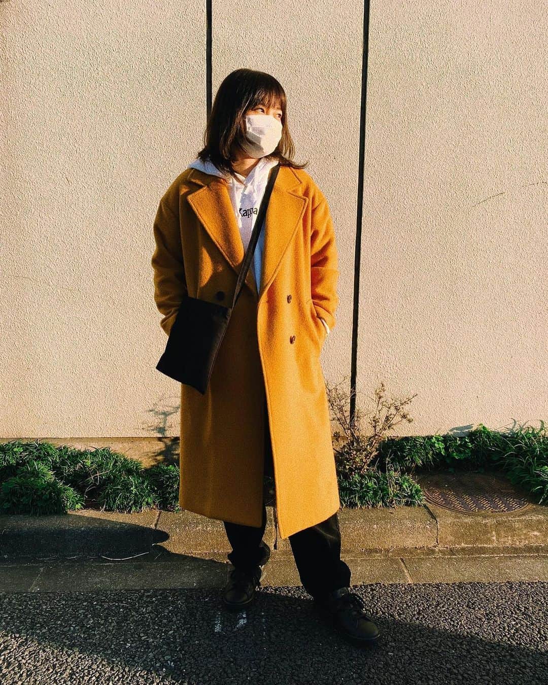 佐藤千亜妃さんのインスタグラム写真 - (佐藤千亜妃Instagram)「楽ちんスタイル。今年もこのコートの出番。お気に入りのカラーです🎃黒のスタンスミスはおニュー👟 #ootd #夕陽を浴びて」10月31日 20時53分 - chiaki_sato0920