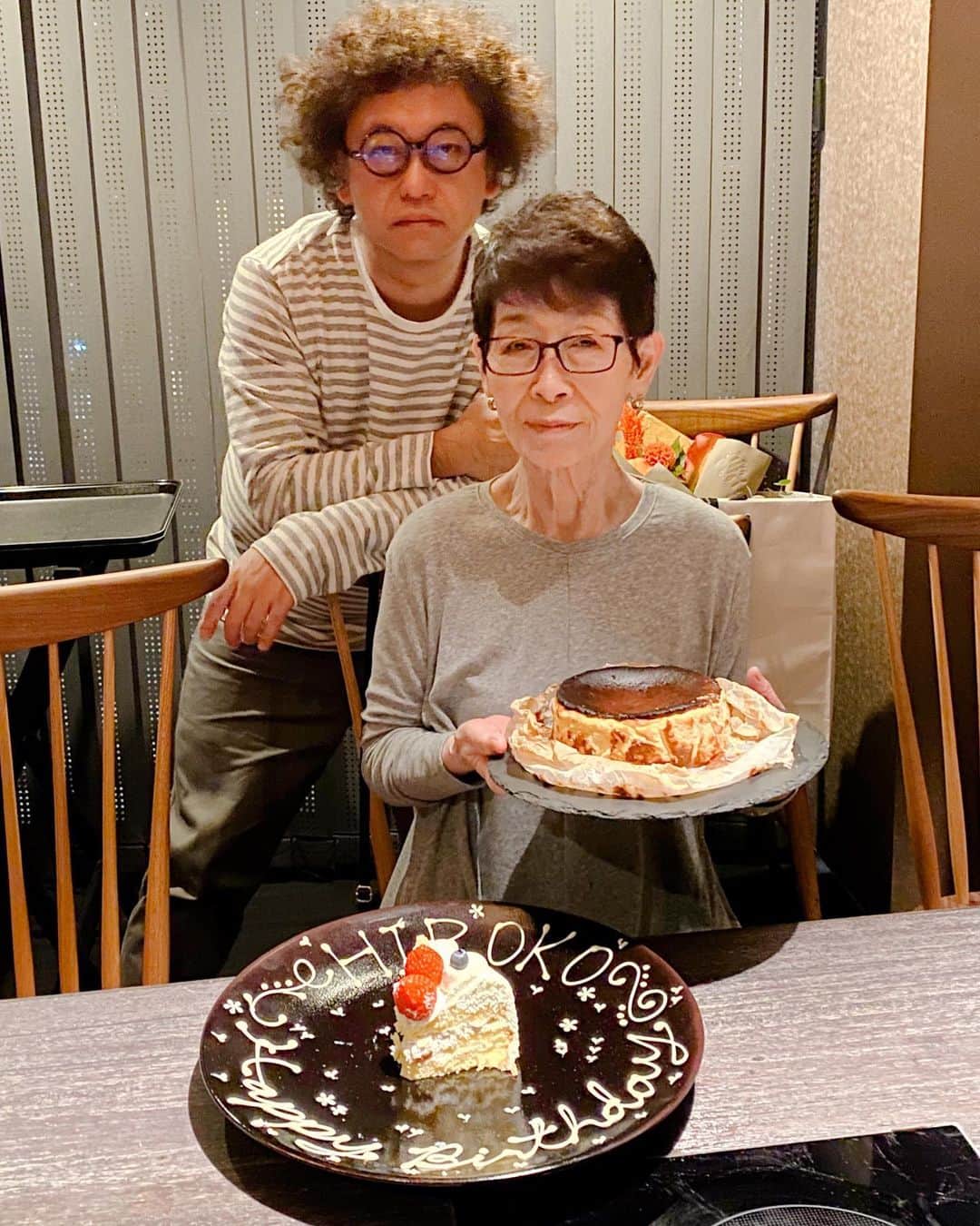 秋山具義さんのインスタグラム写真 - (秋山具義Instagram)「母の80歳の誕生会で、西麻布『わだ家 別邸』。﻿ ﻿ 「赤ワインすきしゃぶ」が黒毛和牛サーロインもタンもランプも最高に美味しくて、シメの黒胡麻生パスタのトリュフオイルがけも美味しかった〜！！！﻿ ﻿ サプライズで用意してもらってたケーキも美味しかった！﻿ 僕が作ったバスクチーズケーキも喜んで美味しいと食べてくれました！﻿ ﻿ 和田彩加ちゃん、いろいろ手配してくれてありがとう！﻿ ﻿ #わだ家別邸 #具義牛肉2020 #モジャメガネ焼き菓子部」10月31日 20時54分 - gugitter