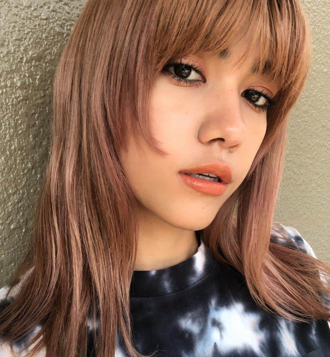 美南レイラさんのインスタグラム写真 - (美南レイラInstagram)「モロッカンオイルの新商品、ヘアカラートリートメントを使って、ピンクにヘアカラーチェンジしました💓私が使ったのは ROSE GOLD！  トリートメントを塗布するだけなのにこんなに綺麗に染まったの🧏🏻‍♀️  かなりお気に入りです♡ 2週間ぐらいで自然と落ちていくので気分転換に色々ヘアカラーチェンジできて嬉しいアイテム😆  ケア効果も高くてカラーしながら髪の毛もさらさらになってくれたので、ハイトーンで悩みが多い私にはうってつけでした！  是非みなさんも気になるカラートライしてみてください！🧚🏻‍♀️  #MOカラー#モロッカンオイル#ellegirl#ellegirlpromotion」10月31日 20時54分 - reyla__25