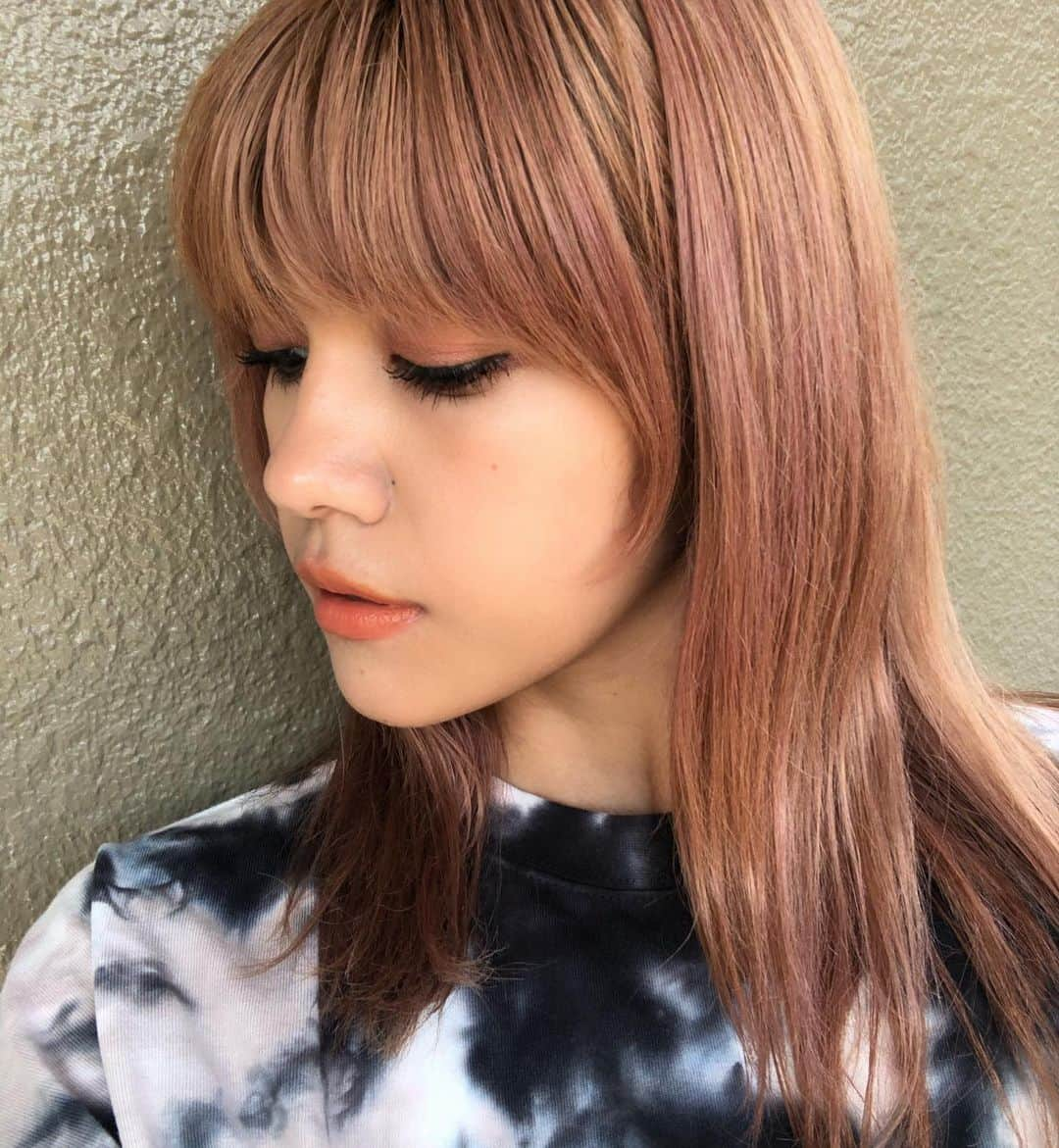 美南レイラさんのインスタグラム写真 - (美南レイラInstagram)「モロッカンオイルの新商品、ヘアカラートリートメントを使って、ピンクにヘアカラーチェンジしました💓私が使ったのは ROSE GOLD！  トリートメントを塗布するだけなのにこんなに綺麗に染まったの🧏🏻‍♀️  かなりお気に入りです♡ 2週間ぐらいで自然と落ちていくので気分転換に色々ヘアカラーチェンジできて嬉しいアイテム😆  ケア効果も高くてカラーしながら髪の毛もさらさらになってくれたので、ハイトーンで悩みが多い私にはうってつけでした！  是非みなさんも気になるカラートライしてみてください！🧚🏻‍♀️  #MOカラー#モロッカンオイル#ellegirl#ellegirlpromotion」10月31日 20時54分 - reyla__25