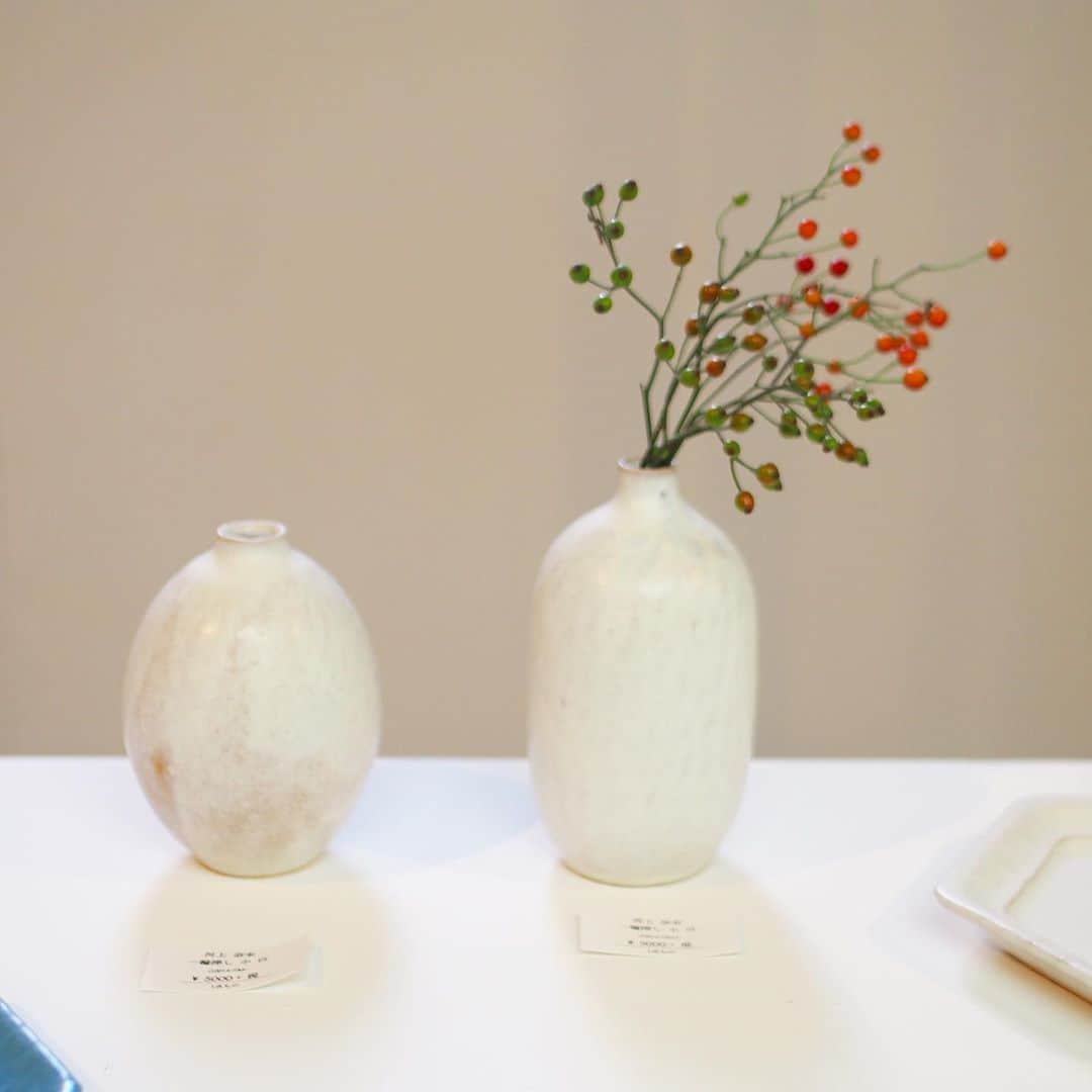 木村涼子さんのインスタグラム写真 - (木村涼子Instagram)「2020.10.31 お友達の河上奈未さん　@nami73kk の個展に行ってきました。 手びねりの温かみのある白い器の中に ネコやウサギのオブジェがあったり 可愛い振り出しがあったり 見応えのある展示でした。 白い器と空間に癒されました✧  芦屋の「うつわ　クウ」さんで 11月7日(土)まで開催中です。 #うつわクウ　#陶器　#器　#個展　#展示　#河上奈未　#芦屋　#ギャラリー」10月31日 20時55分 - kimuryou