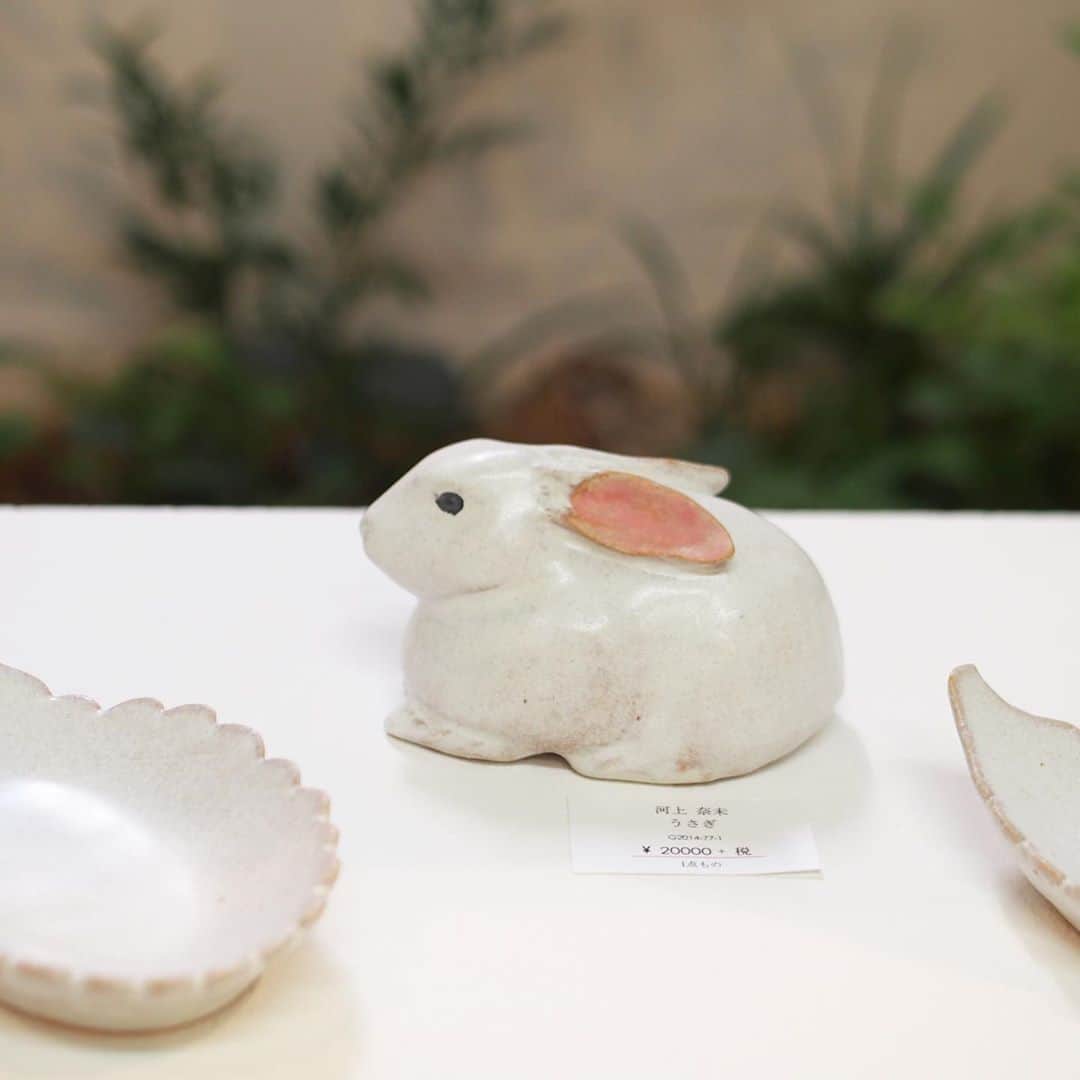 木村涼子さんのインスタグラム写真 - (木村涼子Instagram)「2020.10.31 お友達の河上奈未さん　@nami73kk の個展に行ってきました。 手びねりの温かみのある白い器の中に ネコやウサギのオブジェがあったり 可愛い振り出しがあったり 見応えのある展示でした。 白い器と空間に癒されました✧  芦屋の「うつわ　クウ」さんで 11月7日(土)まで開催中です。 #うつわクウ　#陶器　#器　#個展　#展示　#河上奈未　#芦屋　#ギャラリー」10月31日 20時55分 - kimuryou