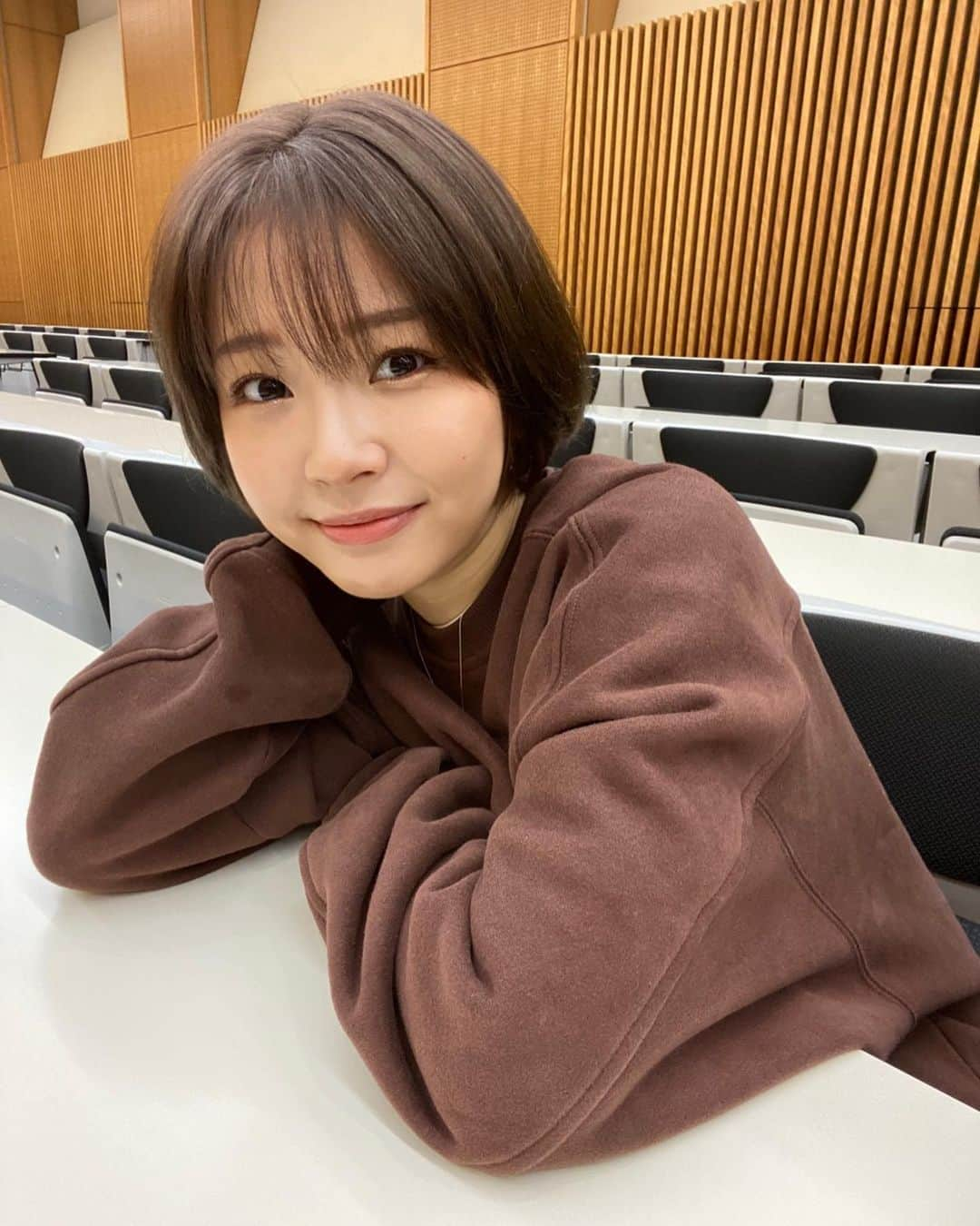 友田紗季のインスタグラム：「リハーサル中の一コマ🥰(写真を撮ると気だけ一瞬マスクを外してます😷)  本番まであともう少し…！ そこで皆さまに、YouTubeのチャンネル登録と、当日の通知をオンにして頂きたいです🙇‍♀️  全力で楽しみますので、ぜひ見に来てください！！！  #ミスコン #ミス立教 #リハーサル」